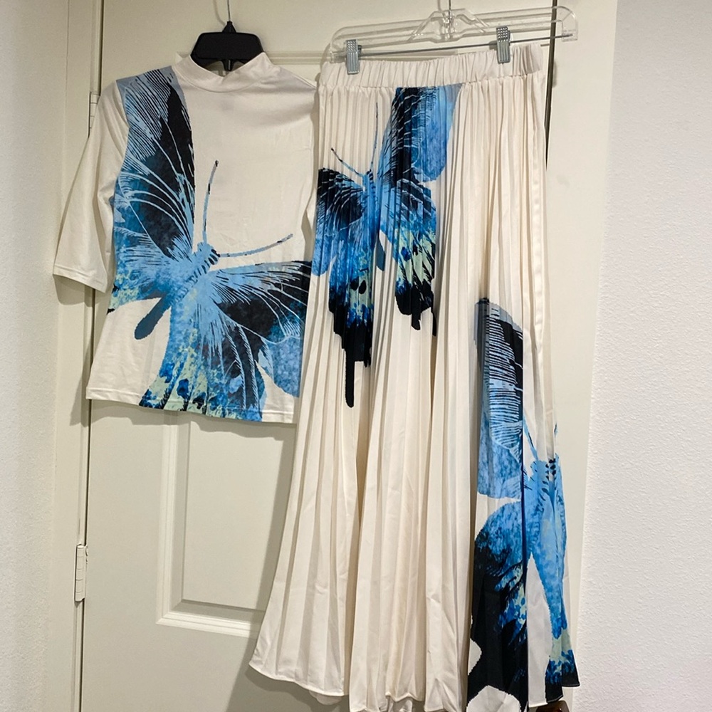 NWT - 2 piece woman’s set - 3/4 sleeve floral pleated skirt with matching top